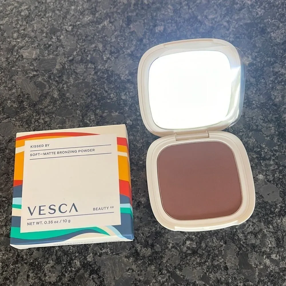 Vesca Kissed by Soft Matte Bronzing Powder in Maldives, rich neutral undertones